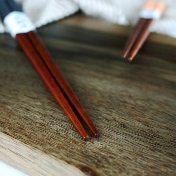 2 Pairs Handmade Japanese Natural Chestnut Wood Chopsticks Set Value Gift eetstokje Pauzinho Baguette 17aug1